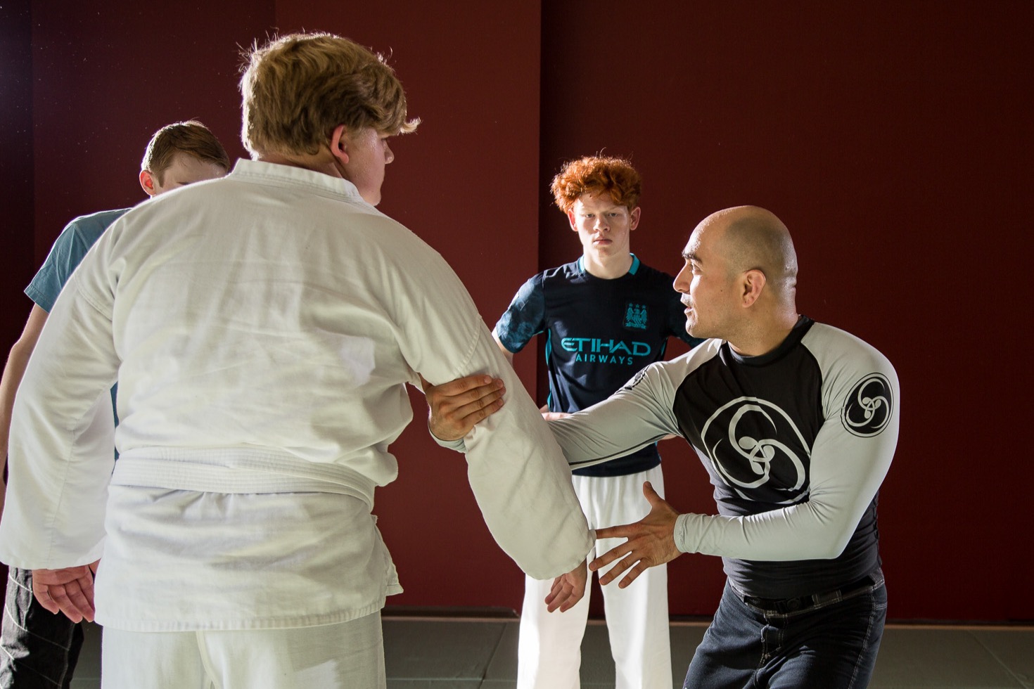 Cesar Clavijo teaching students at Stillness Academy